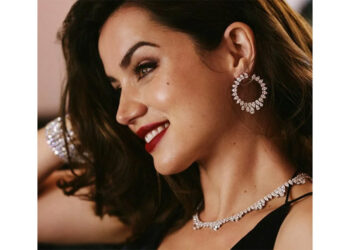 Ana de Armas mit Schmuckstücken von Chopard.