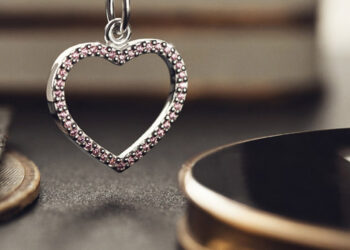Schmuck steht beim Valentinstag ganz oben auf der Einkaufsliste.