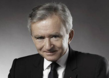 LVMH-Chef Bernard Arnault hat angekündigt, die Kosmetikproduktion auf Desinfektionsmittel umzustellen und damit einen Beitrag im Kampf gegen das Corona-Virus zu leisten.