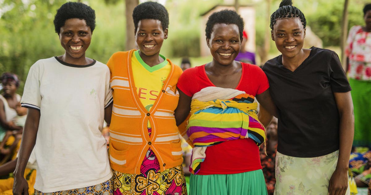 Frauen aus Rwanda freuen sich über die Hilfe.