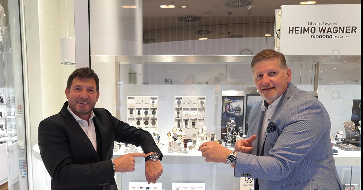 Juwelier Heimo Wagner (li.) mit Peter Wittmann, Verkaufsleiter Jacques Lemans Österreich.