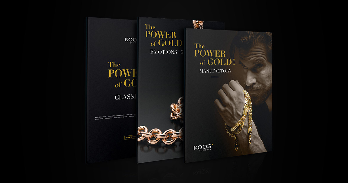 Drei mal Gold im Überblick: Die aktuellen KOOS-Kataloge mitsamt der neuen Kollektion „Manufactory“.