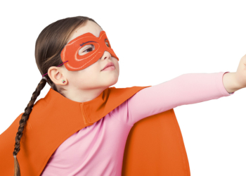 Die kleine Heldin mit orange Cape und Ohrsteckern von STUDEX.