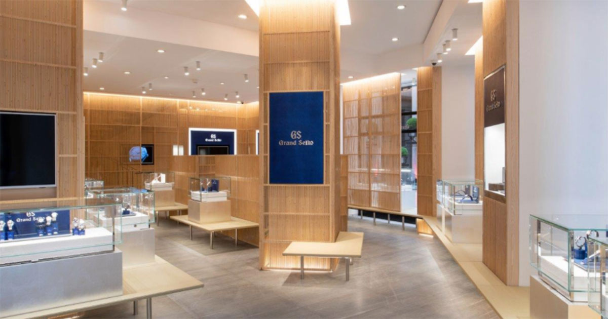 Helles Holz gepaart mit dem typischen Blau der Marke – so sieht es im Innern der Boutique aus.