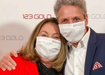 Der neue 123 Gold-Geschäftsführer Peter Hensel mit Inhaberin Cornelia Kohaupt-Ionita