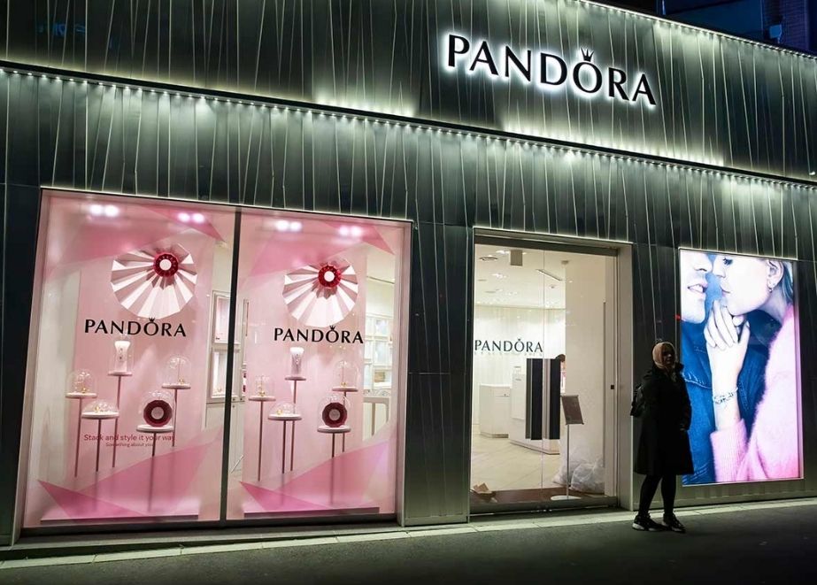 Pandora konnte seine Online-Verkäufe 2020 mehr als verdoppeln. (Credit: Karolis Kavolelis / Shutterstock.com)