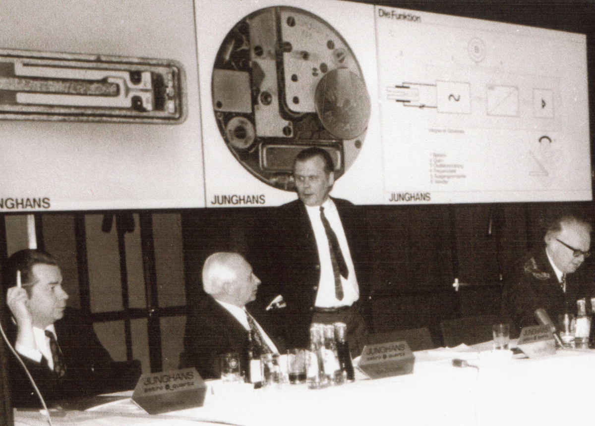 Die Präsentation der ersten Quarz-Armbanduhr am 14.04.1971. Auf dem Podium (von links): Dr.-Ing. Friedrich Assmus (Entwicklungsleiter), Kurt von Zeppelin (Technischer Geschäftsführer), Dr. Fritz Strudthoff (Vorsitzender der Geschäftsführung), Erich Hilser (Geschäftsführer Vertrieb).