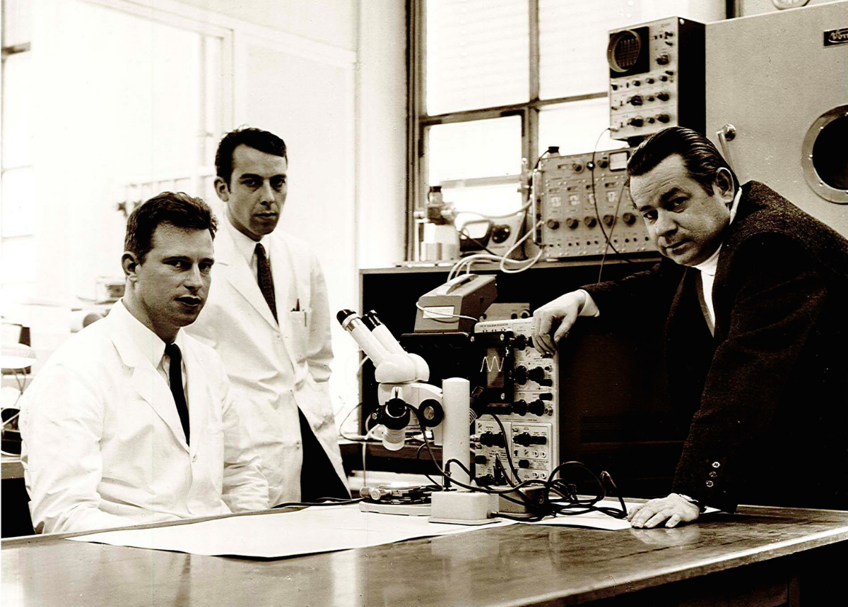 Das Junghans Entwicklungsteam Ende der 1960er Jahre un-ter der Leitung von Dr.-Ing. Friedrich Assmus (rechts) mit Wolfgang Ganter (links) und Hans Flaig im Labor des Unter-nehmens. Dieses Team entwickelte die Junghans Quarzuh-rensysteme.