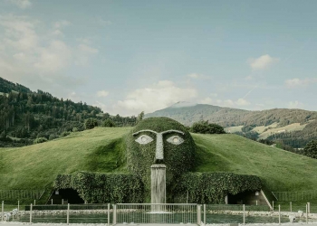 Regisseur Joseph Vilsmaier drehte vor seinem Tod im Februar 2020 in den Swarovski Kristallwelten seinen letzten Film. (Fotos: Swarovski Kristallwelten, Perathon Medien GmbH - Hendrik Heiden)