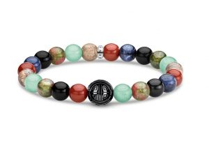 Das Stein-Armband Bunt von Thomas Sabo setzt sich aus einem Mix verschiedener glatt polierter Natursteine zusammen – vom blauen Sodalith über den grünen Aventurin bis hin zum Bilderjaspis.