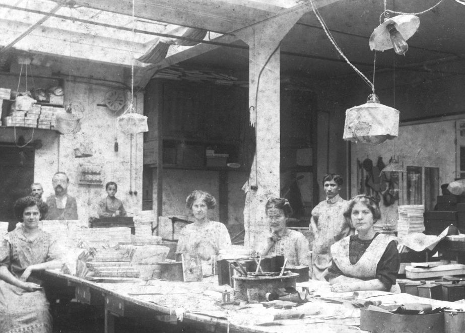 Blick ins Firmen-Archiv: Diese Aufnahme zeigt Produktions-Mitarbeiter von Dahlinger um das Jahr 1910. Seit 1871 ist Dahlinger in Lahr/Schwarzwald.