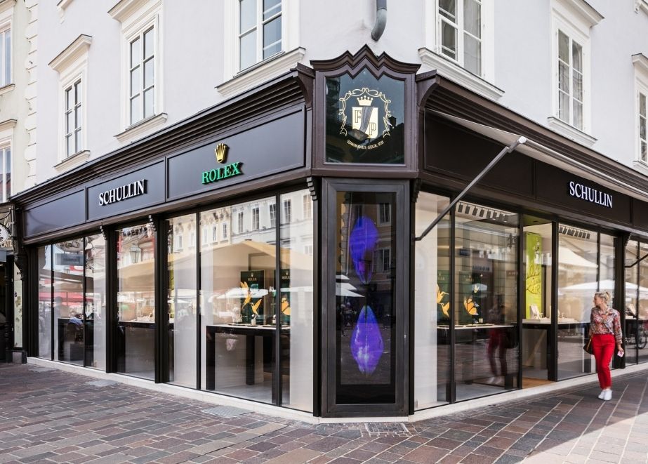 An der Adresse Kramergasse 12 befindet sich nicht nur das neue, vergrößerte Juweliergeschäft von Schullin sondern auch Klagenfurts Rolex Boutique.
