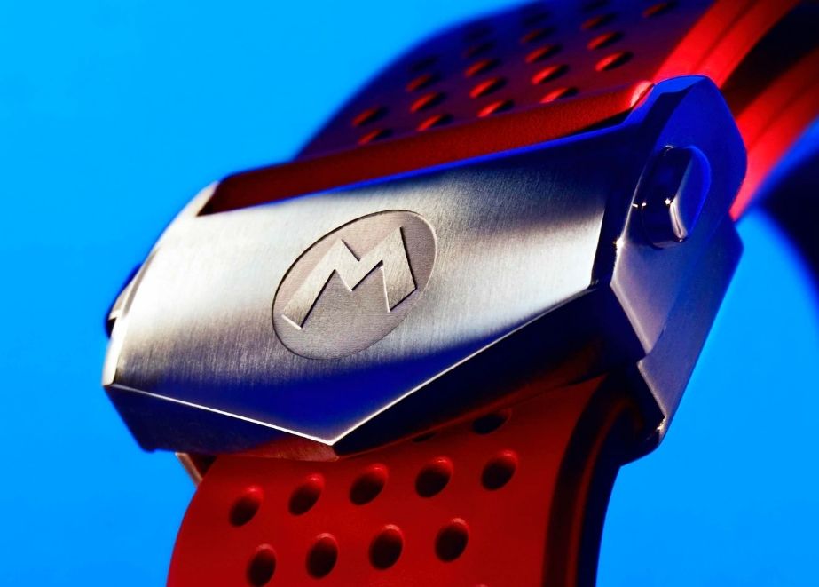 Das M-Symbol von Mario ist in die Armbandschliessen und in die Krone graviert.