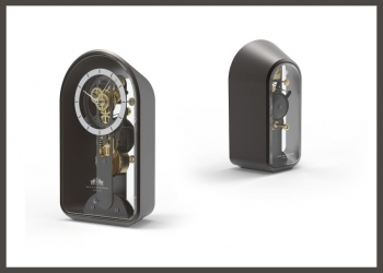 Zwei Jahre dauerte die Entwicklung des In-House-Stabwerks CS-T1, das in der Table Waltz von Carl Suchy & Söhne tickt. Das Werk besteht vollständig aus österreichischen Einzelteilen. Das Glas mit Facettenschliff und Handgravur entstand in Partnerschaft mit dem Wiener Traditionsunternehmen Lobmeyr.