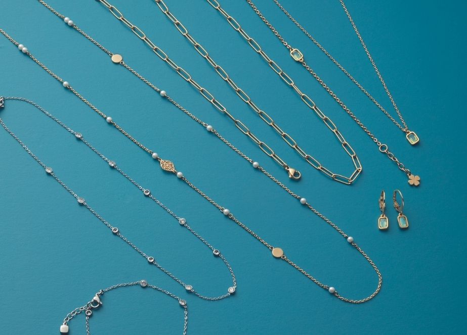 Halskette Mina (3. von links) mit Perlen. Aqua-Töne und Edelsteine haben einen wichtigen Platz in der Kollektion.