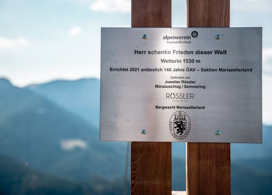 Neues Gipfelkreuz in Mariazell – gespendet u.A. von Juwelier Rössler.