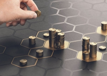 Die Luxusbranche ist infolge der Pandemie angeschlagen. Die Erholung des Marktes wird von mehreren Strategien und Handlungsweisen von Unternehmen abhängig sein. Prinzipiell gilt: Wer klug handelt beziehungsweise Strategien umsetzt, lebt länger.