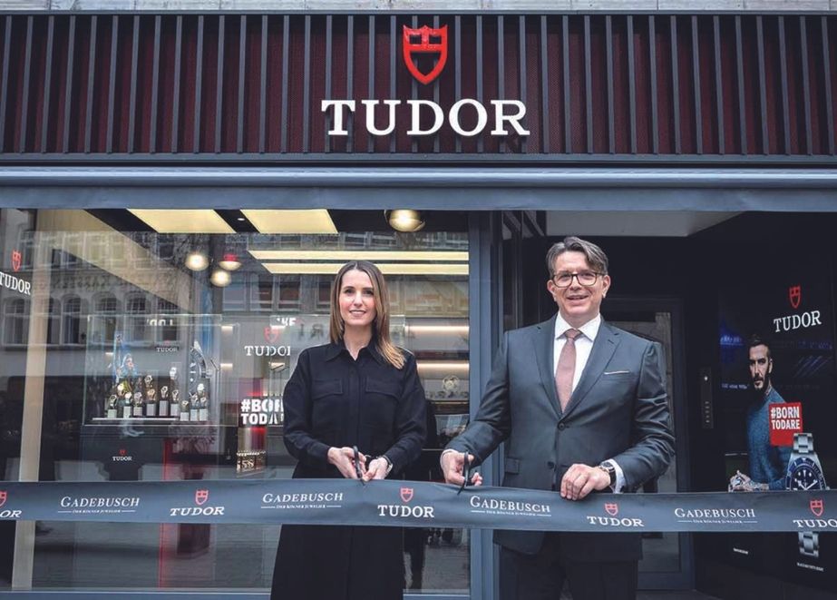 Monika Kosmaczewski, Brandmanagerin Tudor Deutschland und Oliver Meyer, Geschäftsführer Juwelier Gadebusch, bei der Eröffnung von Deutschlands erster Tudor Boutique dieses Frühjahr.