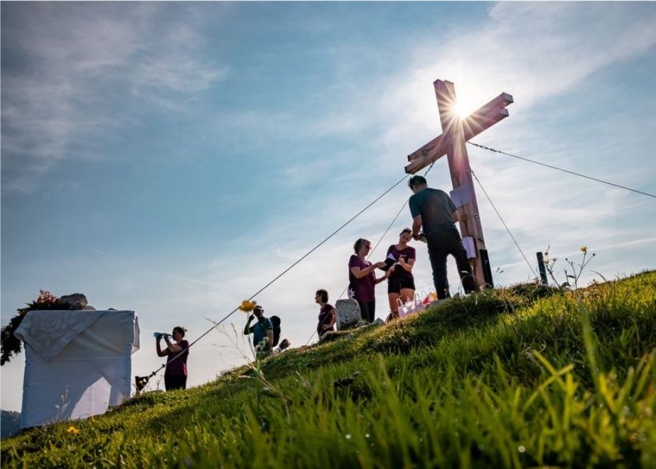 Juwelier Rössler spendet Gipfelkreuz und organisiert Bergmesse.