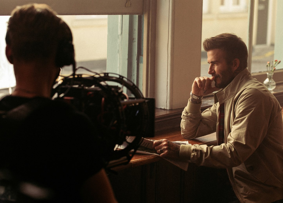 TUDOR_David_Beckham_Filmset_neue_Kampagne_Uhr_hinter_den_Kulissen_Black_Bay_Chrono_Kameramann_Set