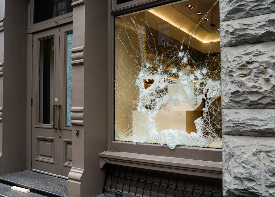 Zerschlagenes Schaufenster (Symbolbild). Ein typischer Anblick nach einem versuchten Einbruch. © Shutterstock