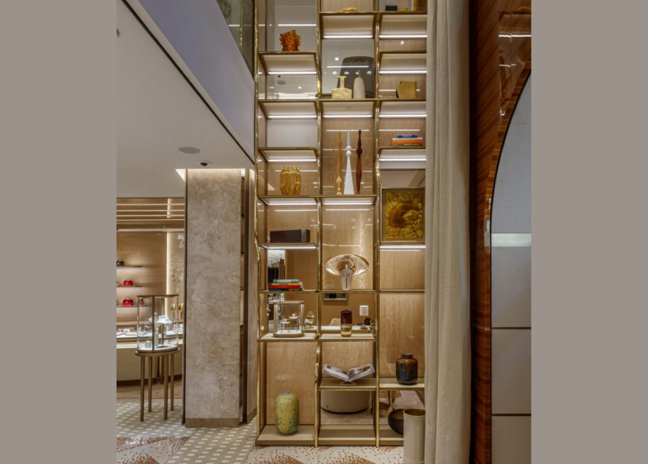Wohnzimmeratmosphäre. Diese Art des Store-Designs findet man auch bei anderen großen Namen. Es funktioniert. © Cartier