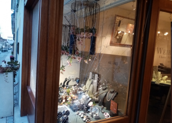Einbruchsversuch bei Juwelier Weirather: Die Scheibe hielt stand.