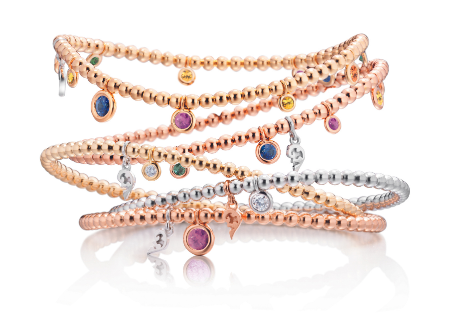 Flexible Armbänder "Prosecco Rainbow" aus 18 Karat Roségold, Gelbgold und Weißgold mit Saphiren und Diamanten. © Capolavoro
