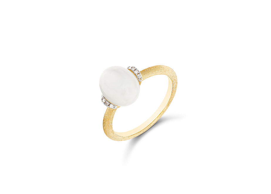 Ring aus 18 Karat Gelbgold mit Mondstein aus der Kollektion "White Desert". © Nanis