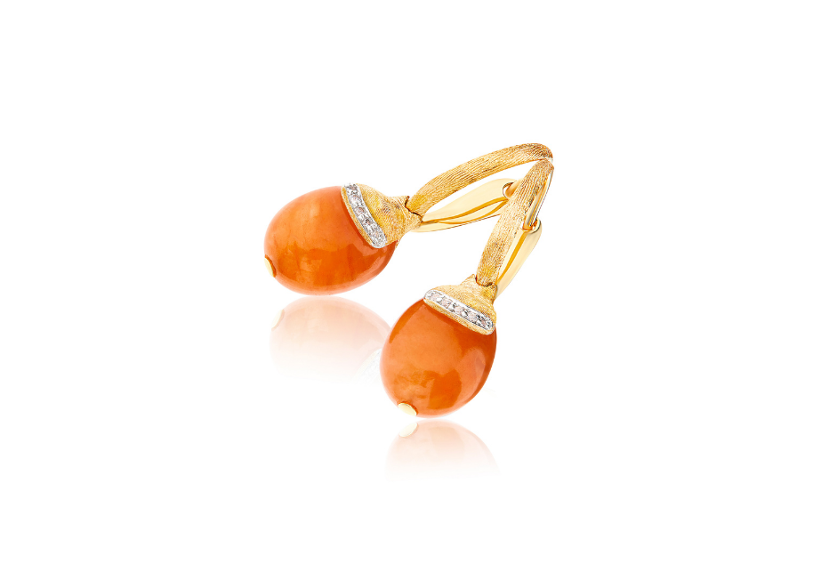Ohrringe "Ciliegine" aus 18 Karat Gold mit orangefarbenem Aventurin aus der Kollektion "Petra". © Nanis