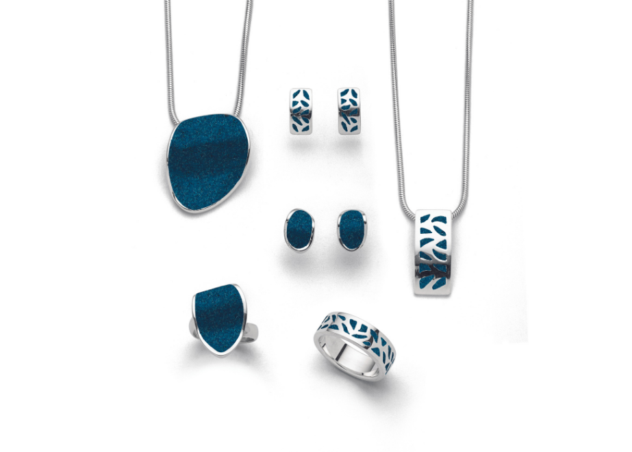 Ring- und Kettensets "Blaue Lagune" (links) und "Wandel" (rechts) aus 925 Sterling-Silber, rhodiniert und poliert, mit Kyanit und blauem Steinsand. © DUR