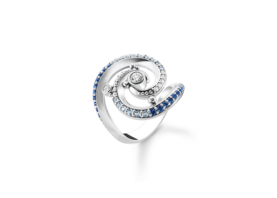 Ring aus 925 Sterling-Silber in Wellen-Design mit Schmucksteinbesatz in Blautönen. © Thomas Sabo