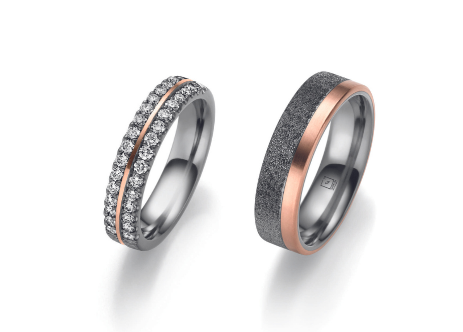Ringpaar: Damenring links aus Tantal mit Einlage in Roségold und Brillanten. © Tantalum Trauringe