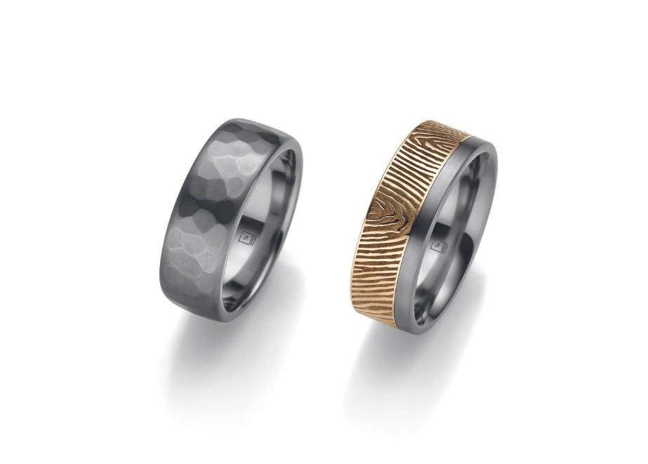 Herrenschmuck. Ringe aus Tantal mit gehämmerter Oberfläche (links) und bicolor mit Fingerabdruck-Design. © Tantalum Trauringe