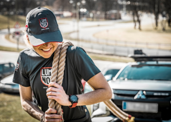 Spartan Race Athletin Sophia Thußbas mit der "Master Carbon SEAL" Uhr beim Warm-up. © Luminox