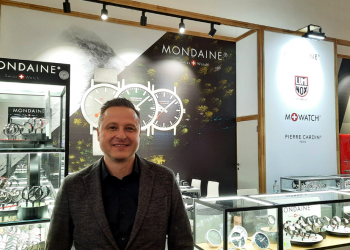 Sales Manager Luminox & Mondaine Germany/ Austria Oliver Glück auf dem nachhaltigen Messestand auf der Inhorgenta.