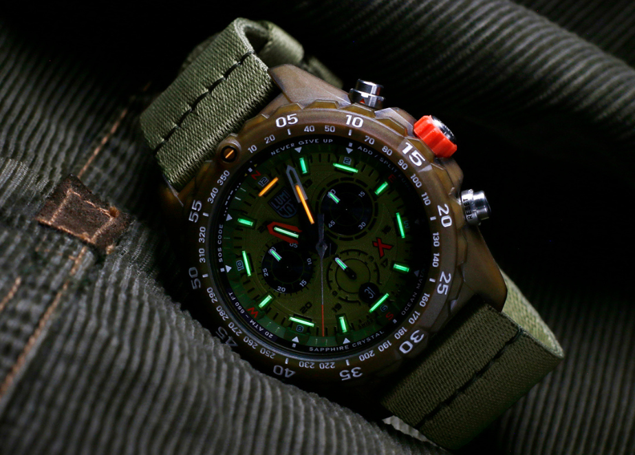 Das Modell "Bear Grylls Survival Master 3740" mit Luminox Light Technology in der Farbe Olivgrün. © Luminox