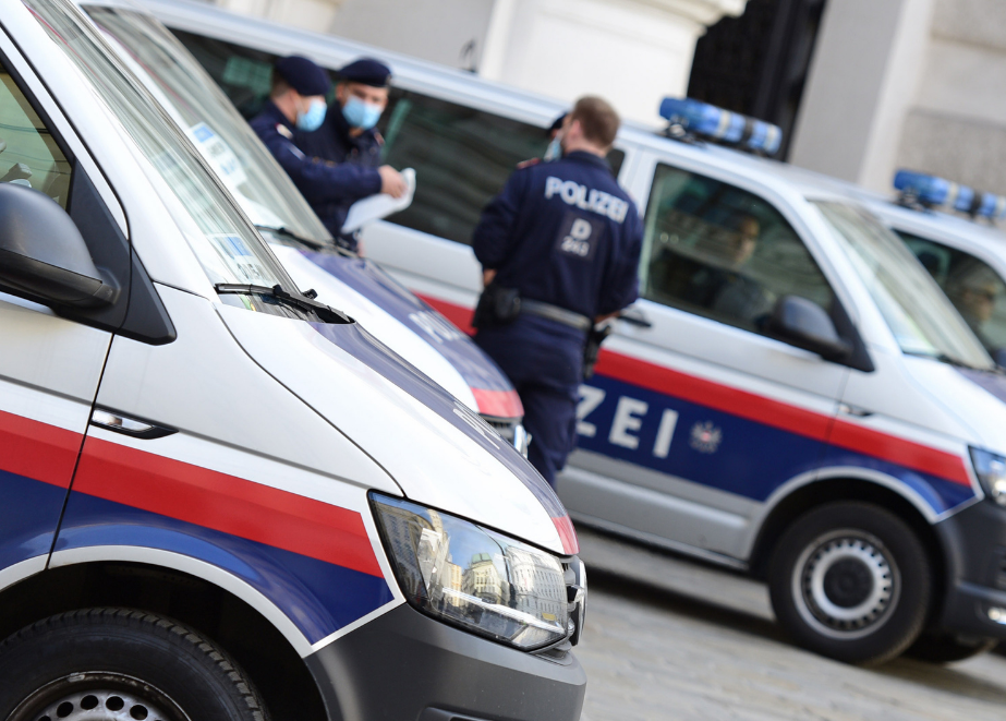 Polizei in Wien. Aktuell wird noch nach dem Räuber gefahndet. © Shutterstock