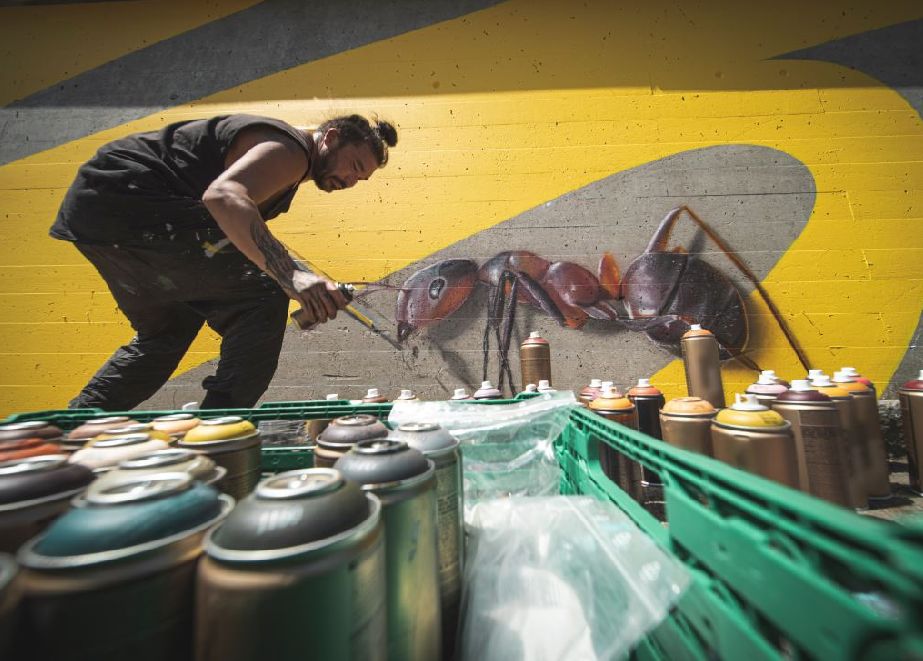 Der bekannte Schweizer Graffiti-Künstler Fabian „Bane“ Florin bei der Arbeit. © Breitling