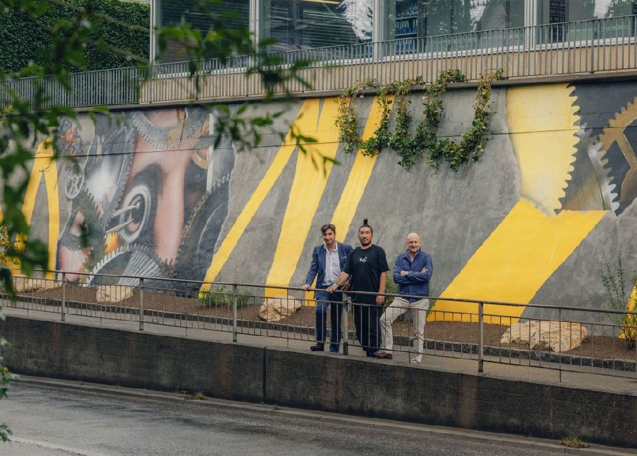 François Scheidegger, Stadtpräsident Grenchen, Fabian „Bane“ Florin und Georges Kern, CEO von Breitling, vor dem monumentalen Wandgemälde. © Breitling