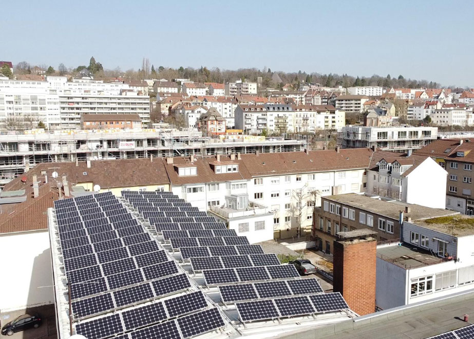 Photovoltaik-Anlage mit 130 Modulen auf der Pforzheimer Produktionsstädte von Breuning. © Breuning