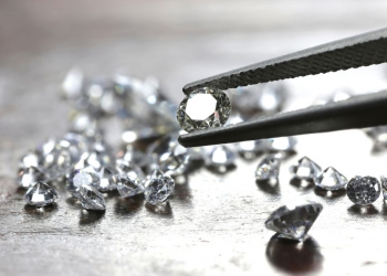 Echt oder synthetisch? Bei Diamanten herrscht nach wie vor zu wenig Aufklärung. Dies kann zu irreführender Vermartung führen. © Shutterstock