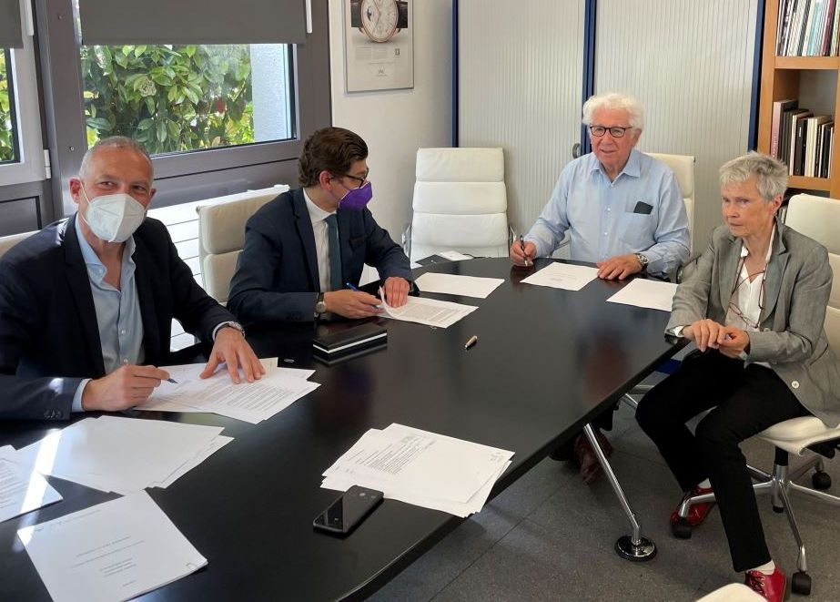 Werner Mangold (Head of Legal & Compliance Argor), Robin Kolvenbach (Co-CEO Argor), Angelo und Jacqueline Quattropani (Eigentümerin Erbas) unterzeichnen die Vereinbarung (v.l.) © Argor-Heraeus