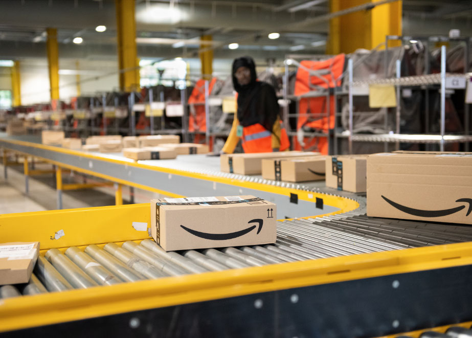 Amazon übernimmt für Händler die Verpackung in den Versand. Auch hier steigen für das Unternehmen die Kosten. © Shutterstock