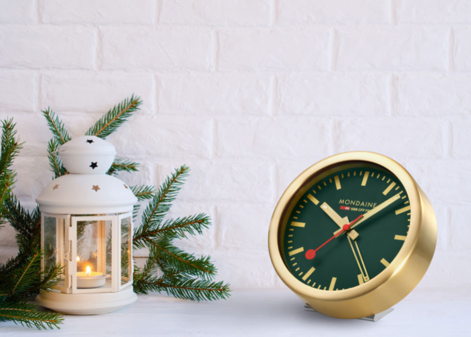 Was nettes für den Tisch: Mondaine Mini Clock mit goldfarbenem Gehäuse und grünem Ziffernblatt. © Mondaine