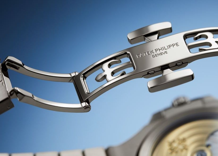 Das Armband mit der patentierten Faltschließe lässt sich dank der neuen Längenanpassung schnell und einfach um 2 oder 4 mm verstellen. © Patek Philippe