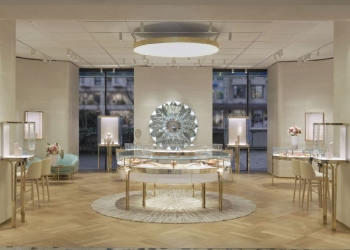 Die Vitrine im Zentrum des Verkaufsraums bildet die Bühne für die ikonischen Verlobungs- und Trauringe der Nobelmarke. © Tiffany & Co.