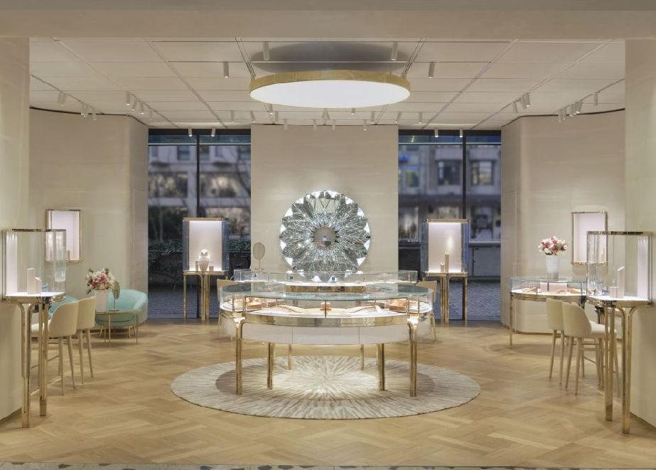 Die Vitrine im Zentrum des Verkaufsraums bildet die Bühne für die ikonischen Verlobungs- und Trauringe der Nobelmarke. © Tiffany & Co.