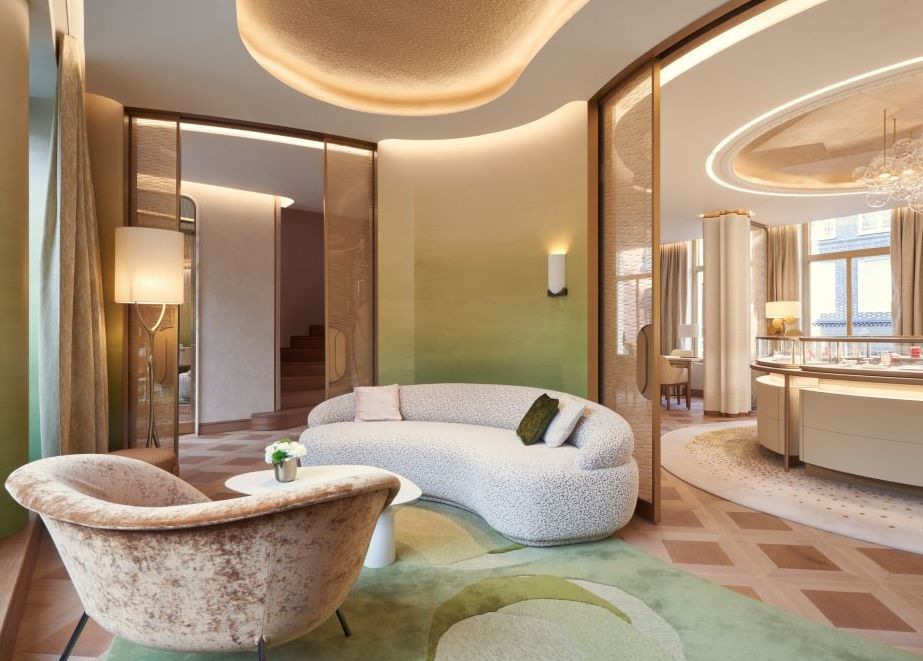 Loungebereiche mit hochwertigen Design-Möbeln bieten Kunden Raume für Ruhe und Entspannung. © Alexandre Tabaste
