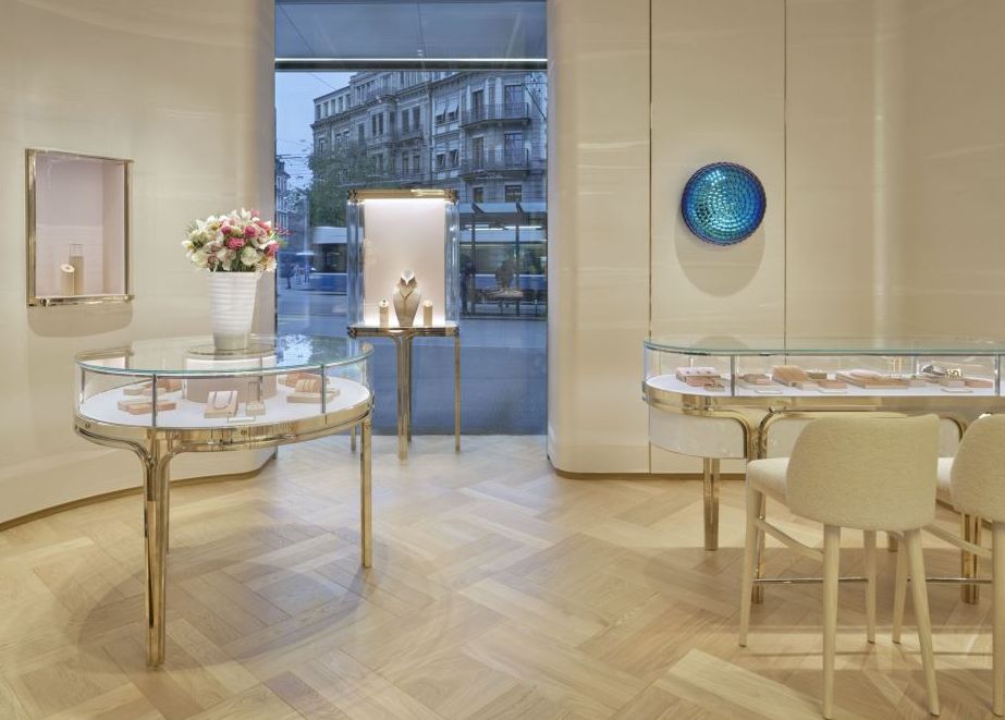 Zarte Pastellfarben, helles Holz und glänzende Oberflächen vermitteln ein luxuriöses Ambiente. © Tiffany & Co.
